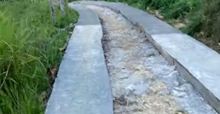 Viral di TikTok, Proyek Jalan Desa Pancor Barat Sampang Diduga Dikerjakan Asal-asalan, Warganet: Ini Jalan atau Setengah Jadi?