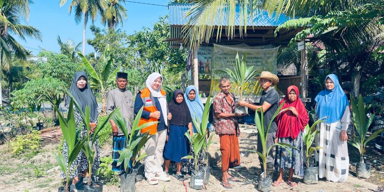 Warga Nibong Baroh Antusias Tanam Kelapa Hibrida, Dorong Kemandirian Ekonomi Lewat Program Penghijauan